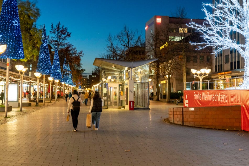 Weihnachtsdeko und sonst nur gähnende Leere. Wie hier in Duisburg wird es dieses Jahr in fast allen deutschen Innenstädten aussehen.
