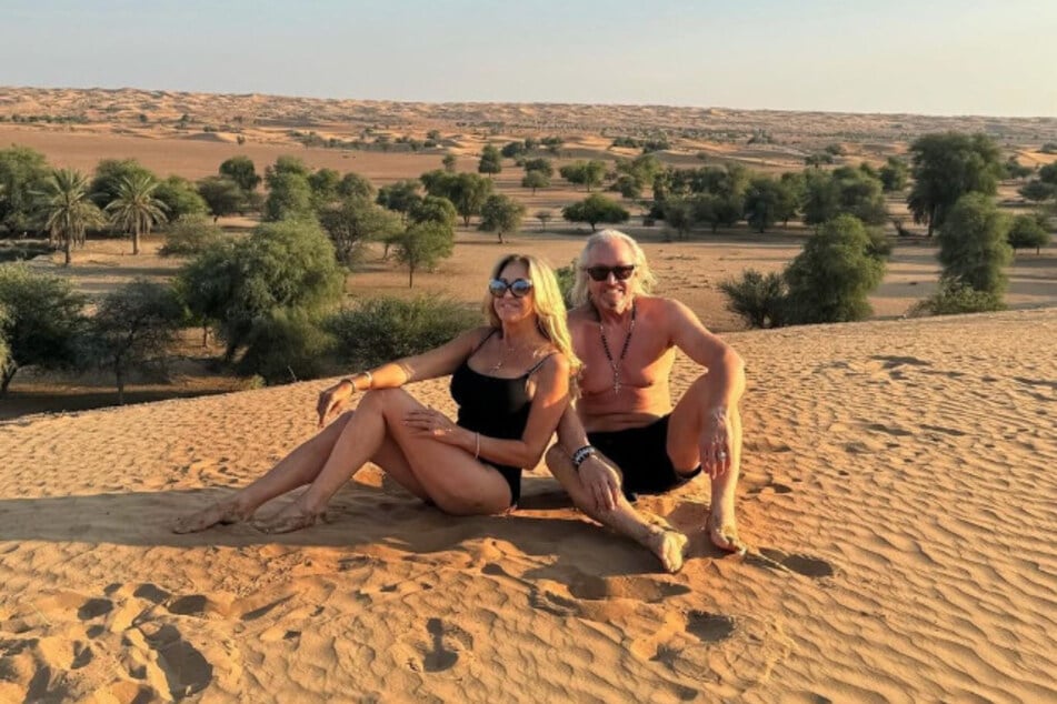 Gemeinsam mit Göttergatte Robert Geiss (59) posiert die 58-jährige Unternehmerin in der Wüste von Dubai.