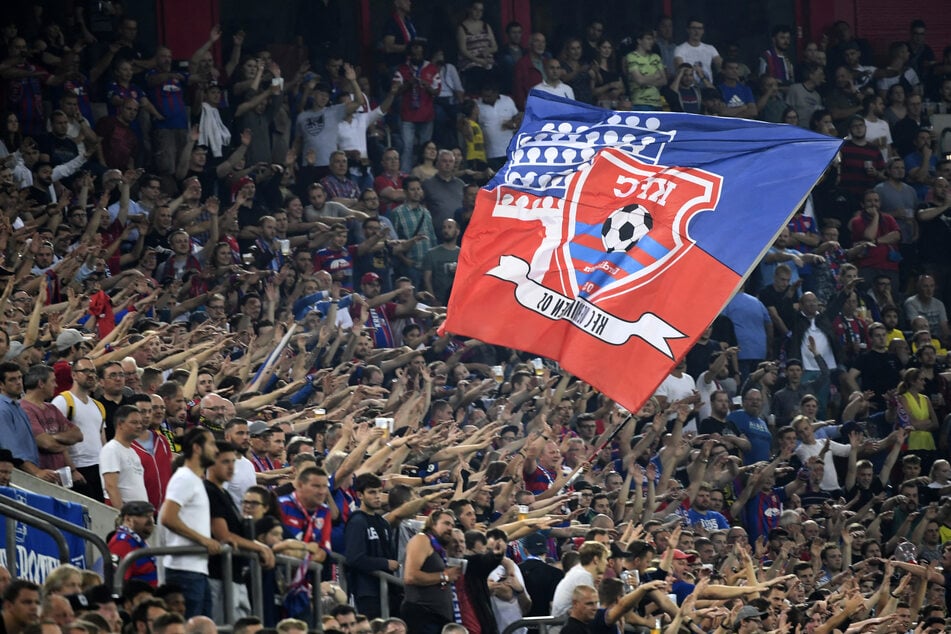 Fans des KFC Uerdingen beim DFB-Pokalspiel 2019 in Dortmund. (Archivfoto)