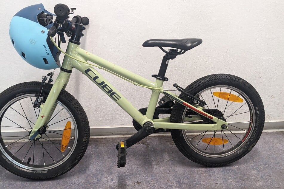 Das Kinderfahrrad samt Helm lehnte zwei Tage unangeschlossen an einem Baum nahe der Saale.