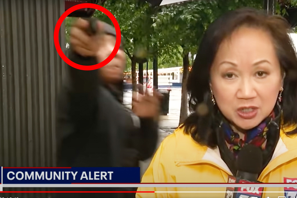 Reporterin berichtet über Waffen-Gewalt, plötzlich springt Typ mit Pistole vor TV-Kamera