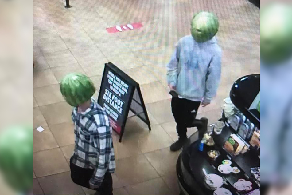 Mit Melonen auf den Köpfen blieben die zwei Diebe unerkannt.