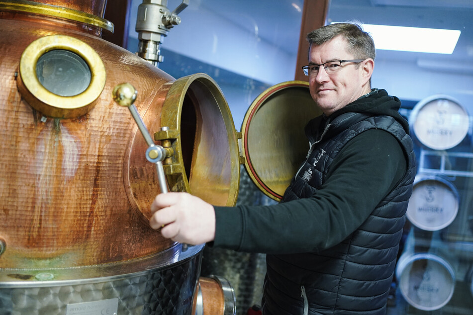 Thomas Sippel, Inhaber einer Destillerie, brennt aus Lenhardts Bier edlen Schnaps.