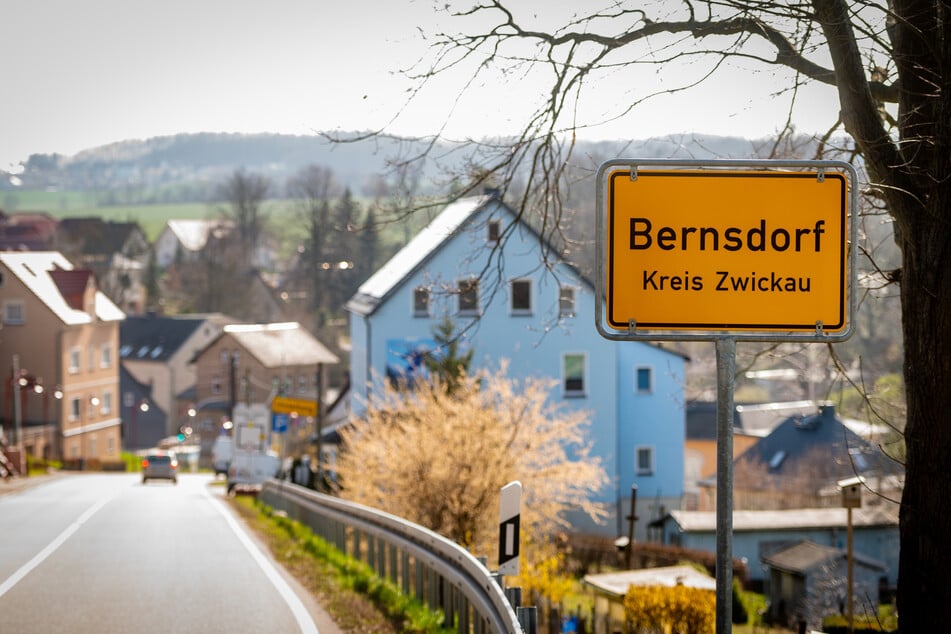 Im beschaulichen Bernsdorf (Landkreis Zwickau) eskalierte eine Geburtstagsparty völlig - zahlreiche ungeladene Gäste sorgten für Ärger.