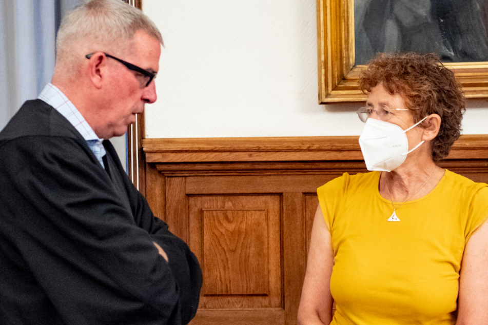 Kristina Hänel (links) spricht vor der Verhandlung am vergangenen Freitag mit ihrem Anwalt Alexander Hoffmann.