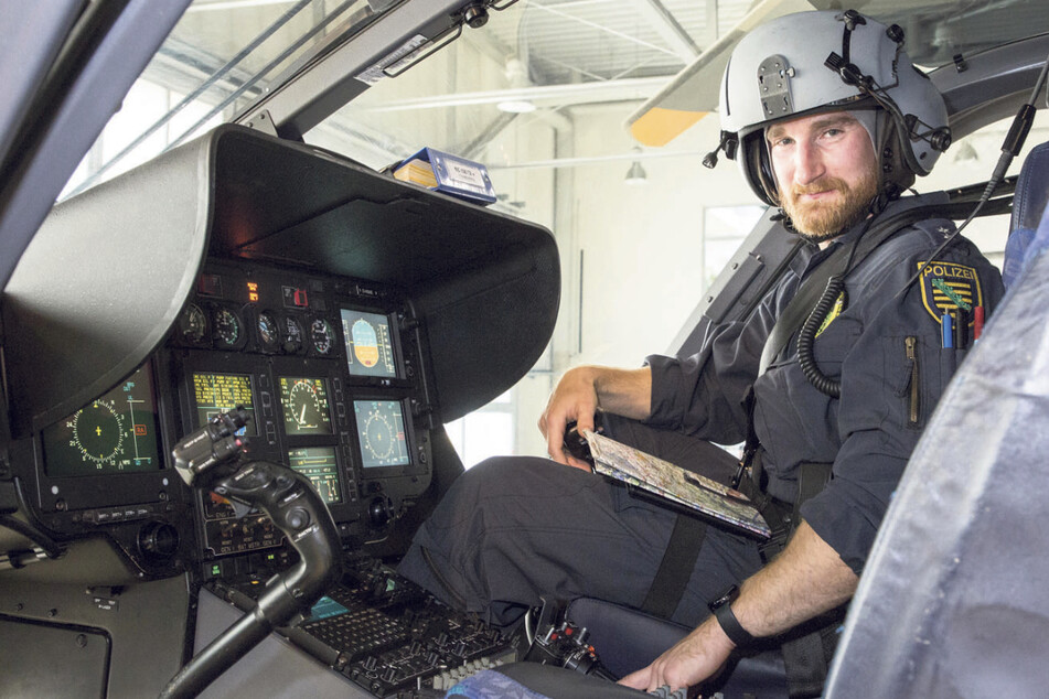 "Schon als Kind haben mich Hubschrauber fasziniert": Polizeioberkommissar Daniel Fuchs (33) mit Pilotenhelm mit Funksystem hat sich mit seinem Job einen Kindheitstraum erfüllt.