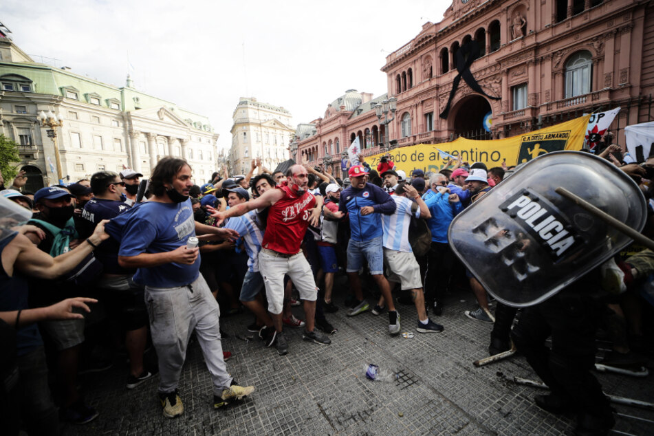 Fans von Diego Maradona und die Polizei gerieten in Buenos Aires aneinander.