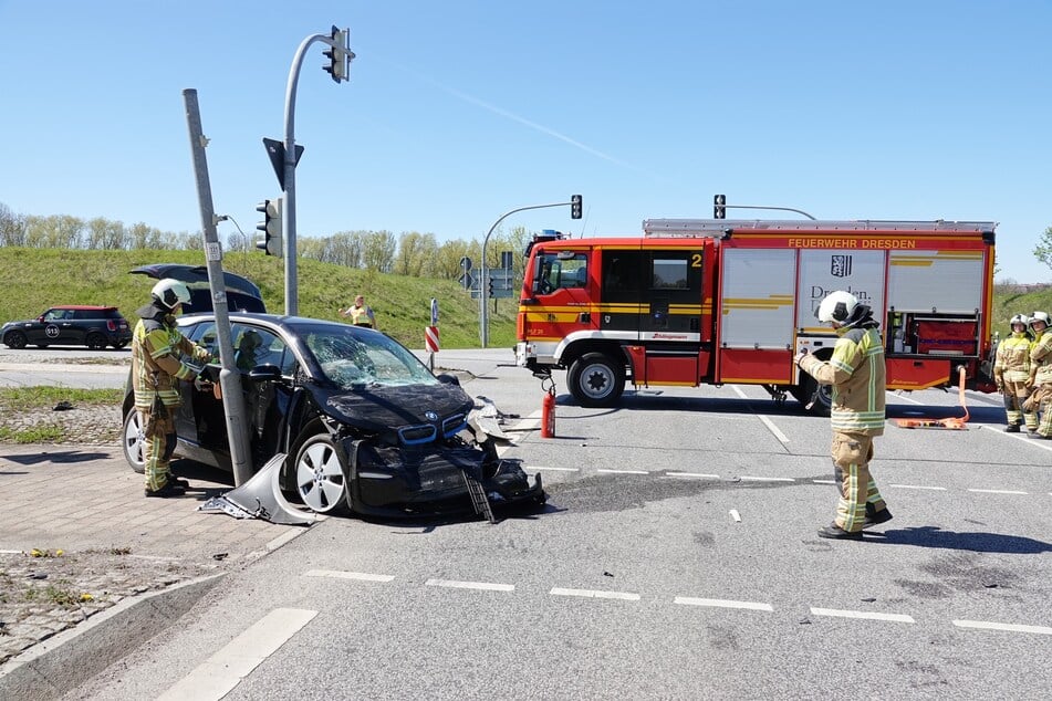 Der BMW wurde durch den Aufprall gegen eine Ampel geschleudert.