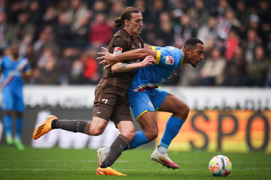 Der FC St. Pauli um Kapitän Jackson Irvine (30, l) hatte mit Eintracht Braunschweig und Anton Donkor (25) in der vergangenen Saison so seine Probleme.