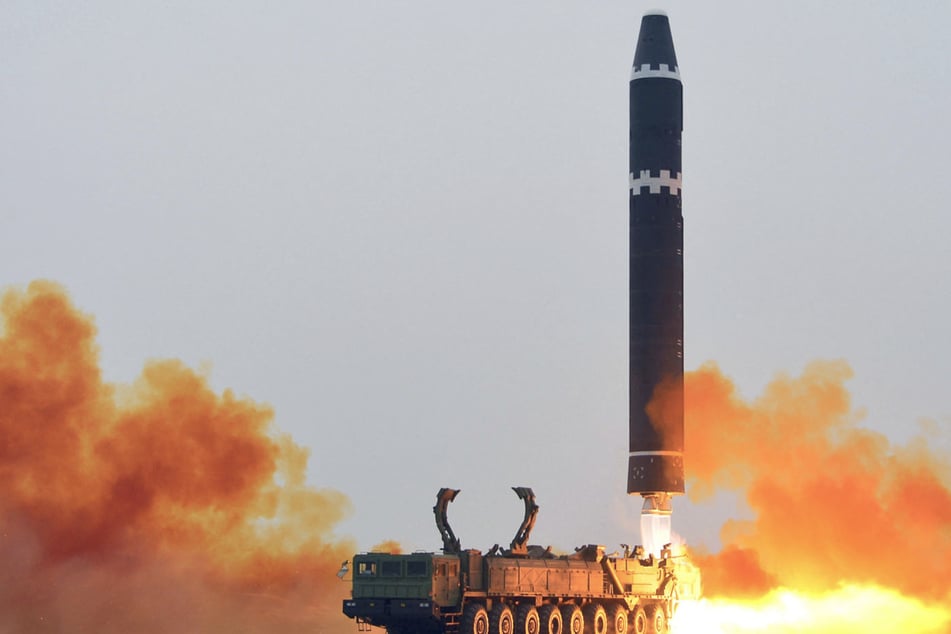 Trotz Sanktionen: Nordkorea feuert unerlaubte Interkontinental-Rakete ab!