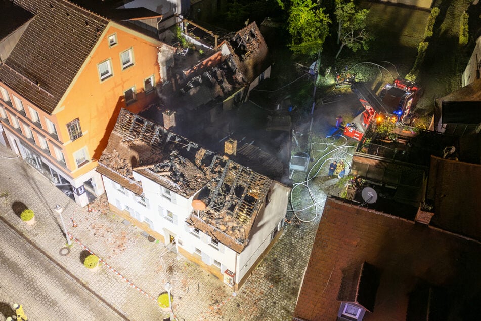 Von oben wird das Ausmaß des Schadens am Haus in Ansbach deutlich.