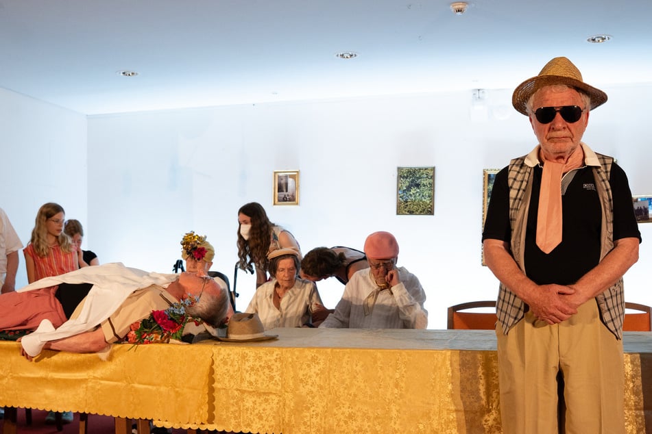 Demente Senioren aus dem Pflegeheim "Am Kreuzberg" spielen Theater.