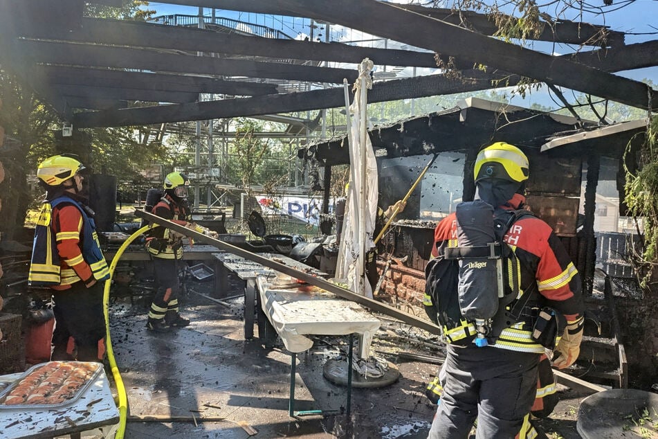 Firmenfeier endet abrupt: Feuer zerstört Außengastro