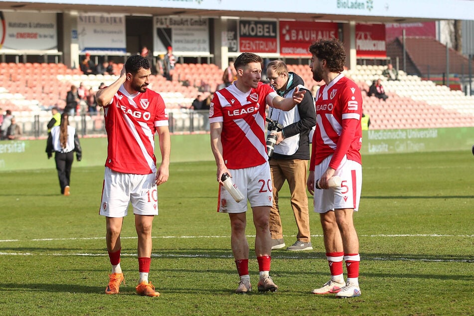 Kapitän Axel Borgmann (31, m.) und Dominik Pelivan (29, r.) hatten nach Abpfiff viel Redebedarf.