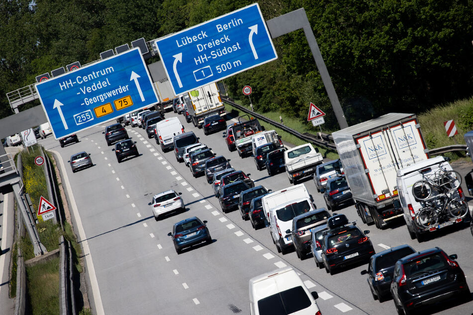 Nur langsam kommen die Fahrzeuge auf der Autobahn A1 voran. (Symbolbild)