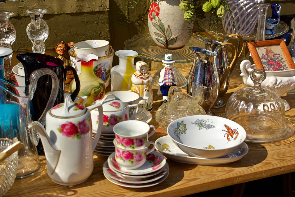 Auf dem Flohmarkt des Open-Air-Cafés "Heiter bis Wolkig" ist von altem Geschirr bis Vintage-Kleidung alles dabei. (Symbolbild)