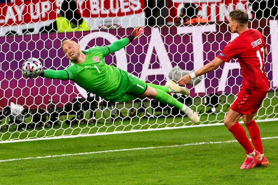 Dänemarks Keeper Kasper Schmeichel (l.) spielt in England bei Leicester City und ließ die Three Lions nun im Halbfinale verzweifeln, zeigte viele exzellente Paraden.