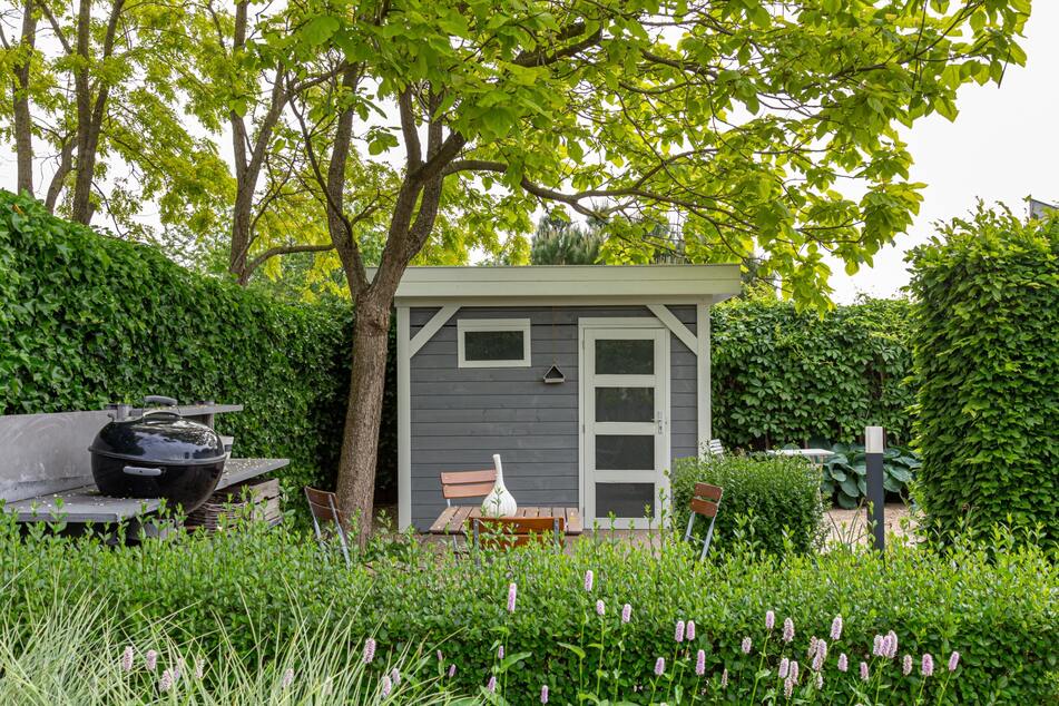 Die Kosten für die Baugenehmigung ergeben sich unter anderem aus den Baukosten des Gartenhauses.