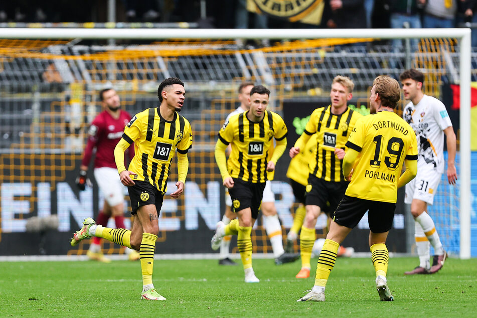 Über Borussia Dortmund II in der 3. Liga empfahl sich Justin Njinmah (l. v.) für höhere Aufgaben.