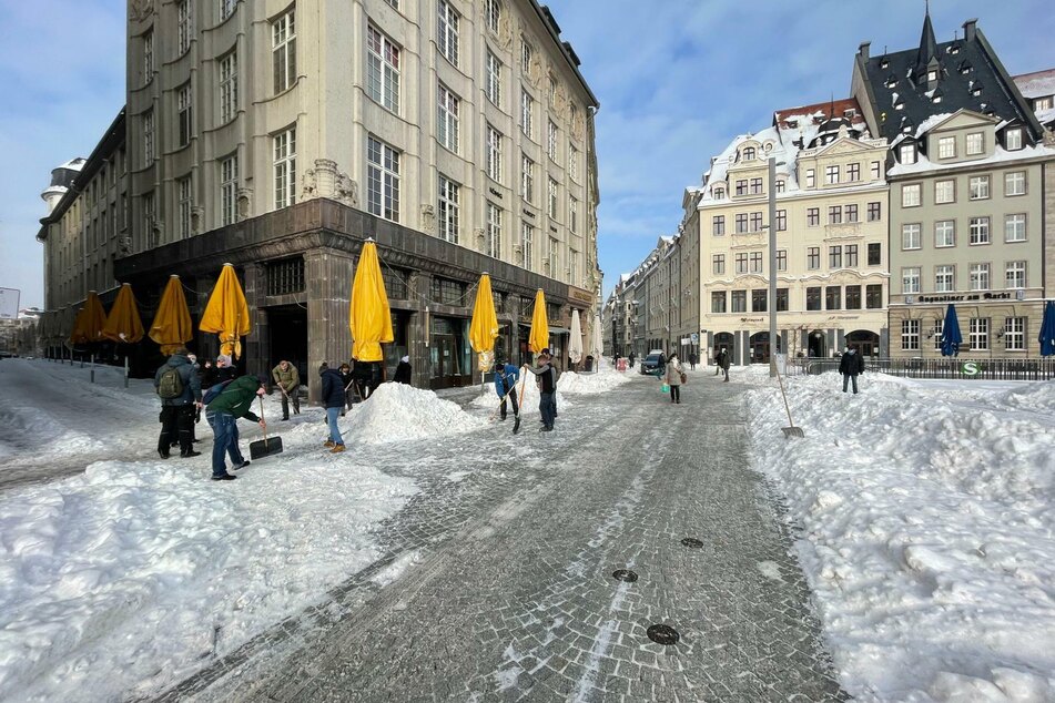 Mitarbeiter des "Barfusz" und der "Milchbar Pinguin" kümmerten sich derweil um die Fußgängerzone und die Zufahrtsstraßen zum Markt.