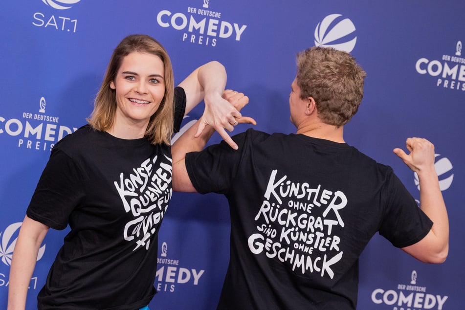 Hazel Brugger (27) und ihr Mann Thomas Spitzer (33) präsentieren ihre T-Shirts mit dem Aufdruck "Konsequenzen für Comedian XY".