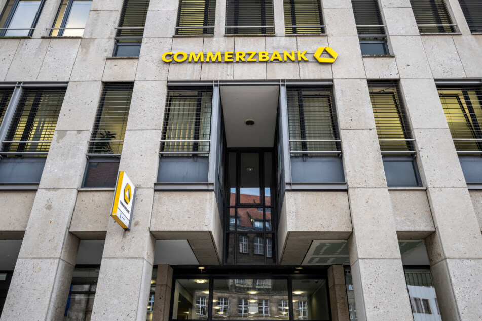 Der Angeklagte war als Bankkaufmann bei der Commerzbank in Chemnitz angestellt.