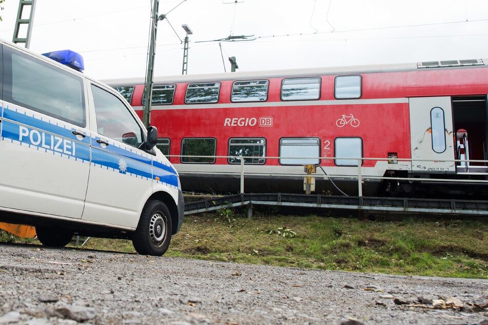 Ein Fahrzeug der Bundespolizei steht vor einem Regionalzug der Deutschen Bahn. (Symbolbild)
