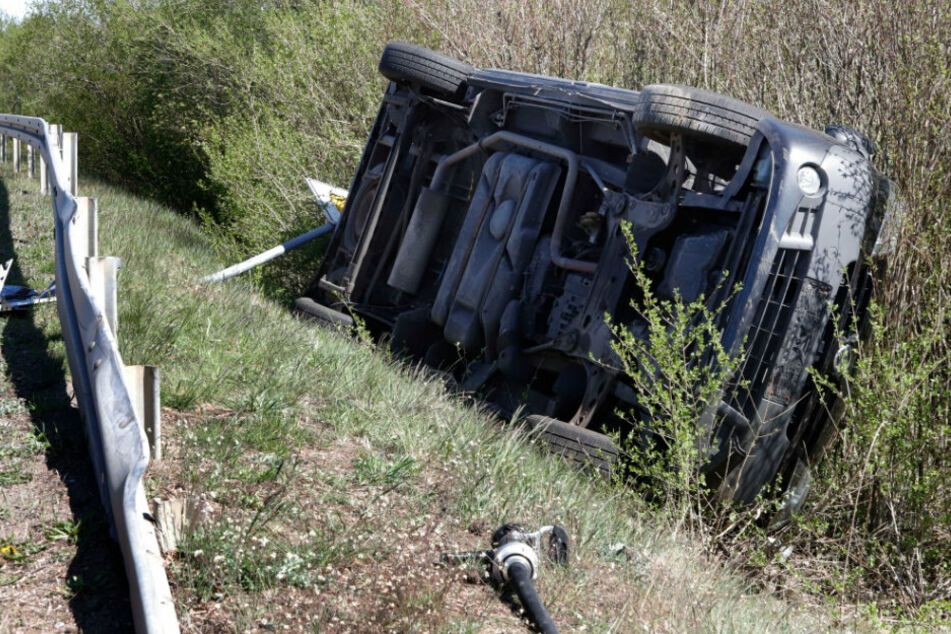 Kleintransporter fliegt über Leitplanke: A72-Abfahrt gesperrt