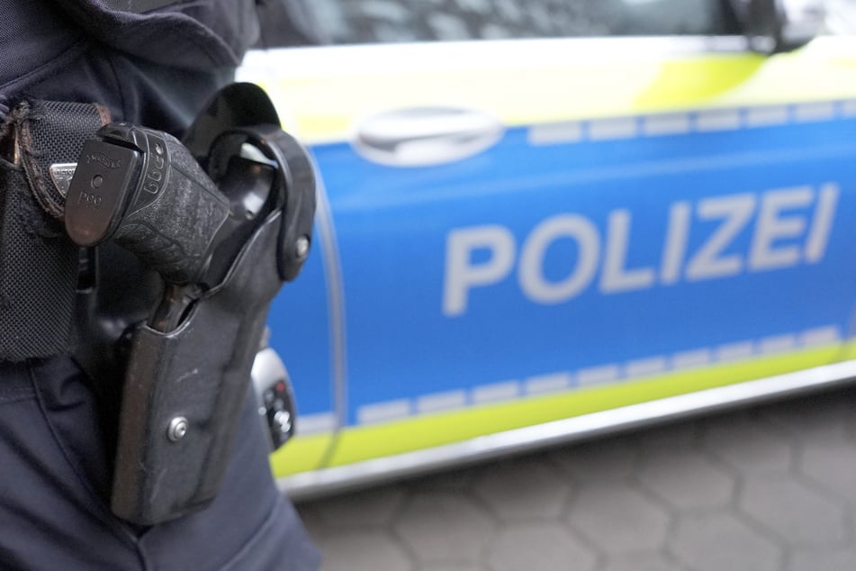 Die Polizei fahndet nach dem Mann im langen Mantel.