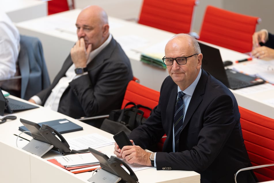 Hinter Brandenburgs Ministerpräsident Dietmar Woidke (64 SPD, r) und Finanzminister Robert Crumbach (63), der zuletzt aus dem BSW ausgetreten ist, liegen turbulente Tage.