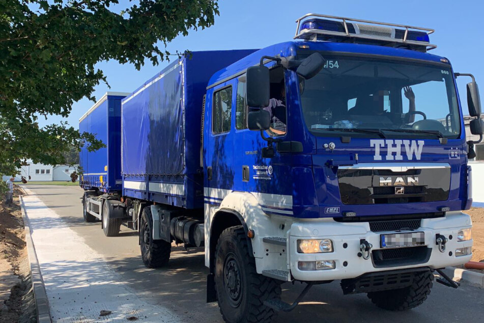 Das Technische Hilfswerk übernimmt den Transport der Schlafsäcke.