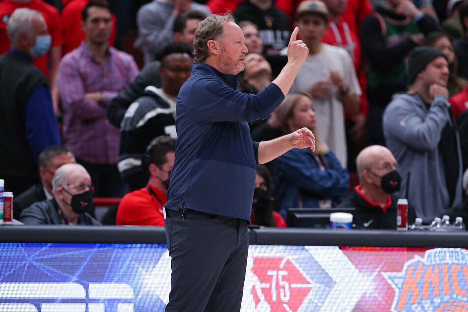 Milwaukee Bucks head coach Mike Budenholzer makes a playcall against the Bulls on Friday night.