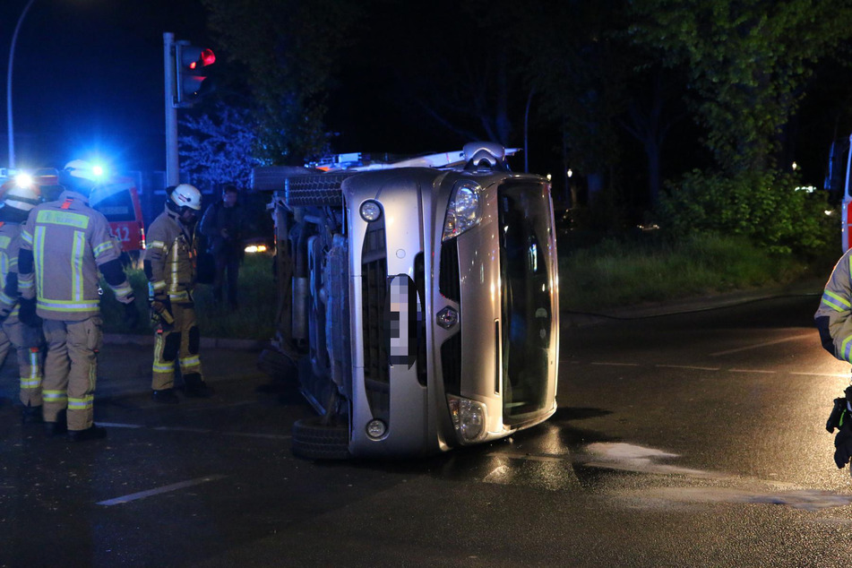 Ein Transporter kippte durch einen Aufprall zur Seite.