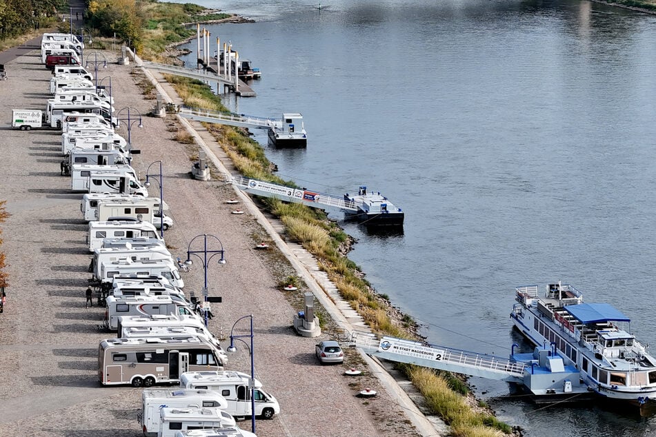 Die Fußgängerbrücke am Magdeburger Petriförder wurde bis auf Weiteres gesperrt. (Archivfoto)