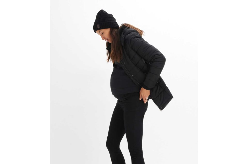 Mit dieser schwarzen Umstandswinterjacke von Bonprix bleibt der Babybauch kuschelig warm und vor Kälte geschützt.