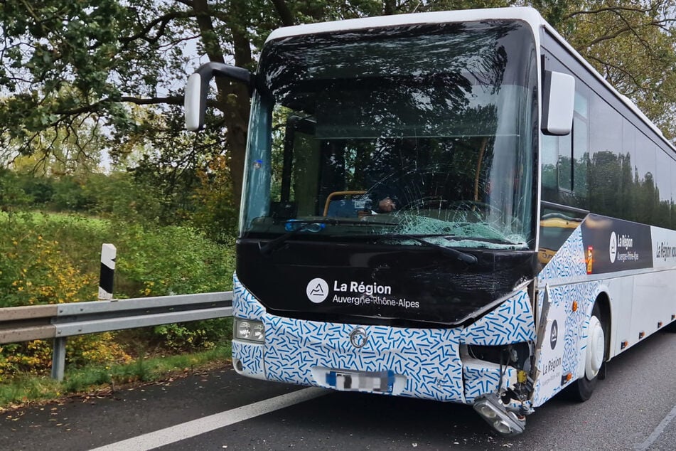 Unfall A: Heftiger Crash auf der A10: Reisebus kracht in Stauende