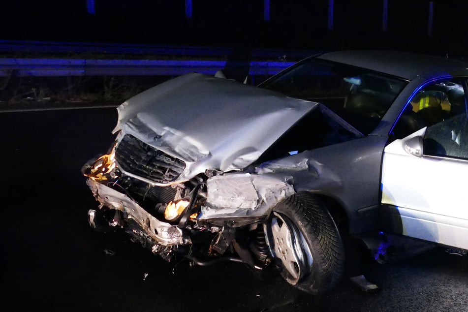 Unfall A3: Unfall auf A3 bei Köln: Frau verliert Kontrolle über ihren Mercedes und kracht in Leitplanke