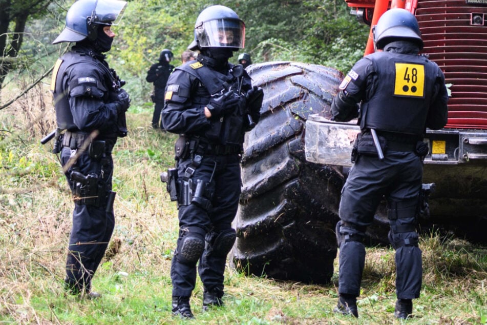 Konflikt um den Ausbau der A49 in Nord- und Mittelhessen: Das Foto vom Donnerstag zeigt Polizisten im Herrenwald bei Stadtallendorf.