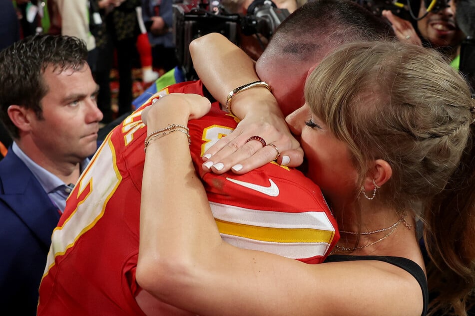 ¡Ella ha dicho sí!: Taylor Swift y Travis Kelce se han comprometido.