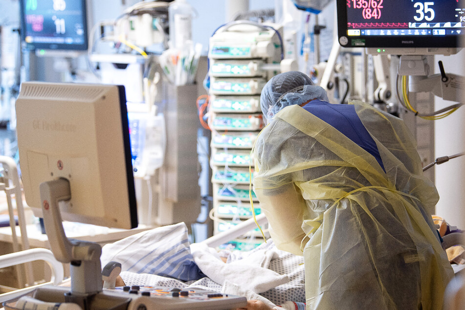 Ein Intensivpfleger versorgt einen Covid-19-Patienten – die vierte Welle der Coronavirus-Pandemie dauert in Hessen weiterhin an.