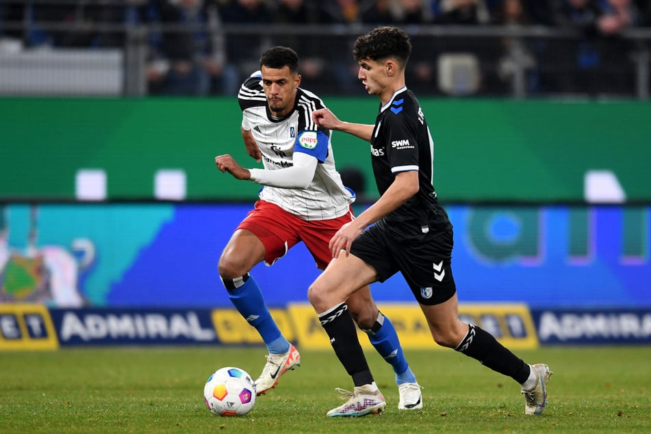 Da stand er noch auf dem Platz: Daniel Elfadli (26, r.) im Duell mit HSV-Stürmer Robert Glatzel (29, l.). Für den Magdeburger endete die Partie in Hamburg vorzeitig in der 78. Minute.