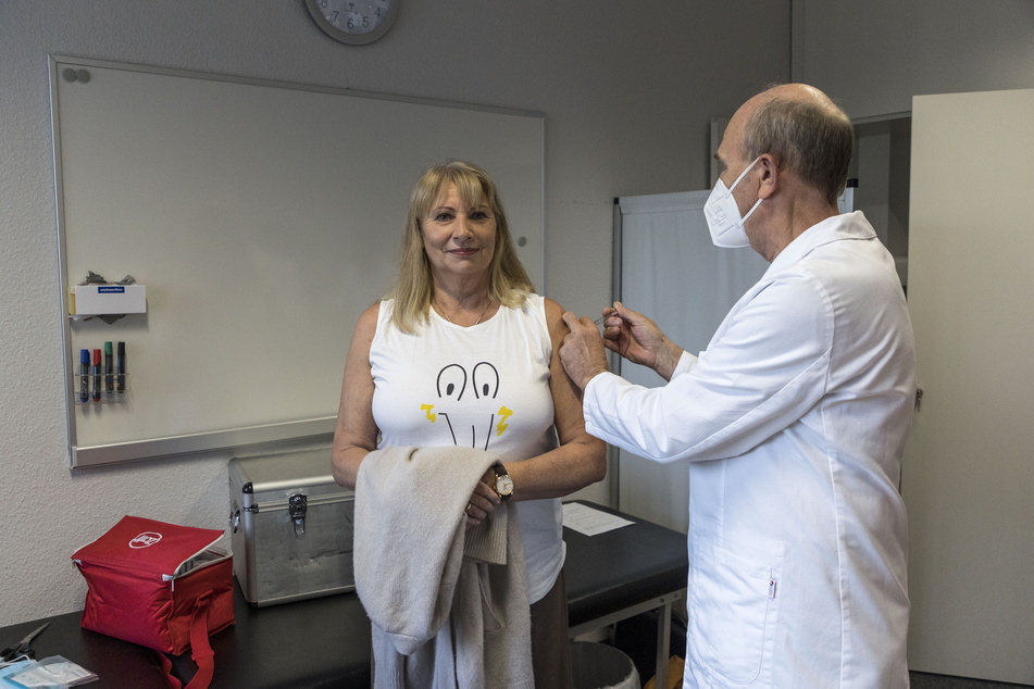 Gesundheitsministerin Petra Köpping (64, SPD) lässt sich von Betriebsarzt Ulrich Pfeifer (68) die Grippeschutzimpfung verabreichen