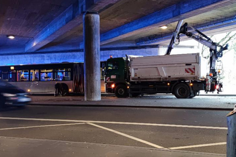 Schwerer Unfall in Köln: Laster mit Kran prallt gegen Brücke und Bus!