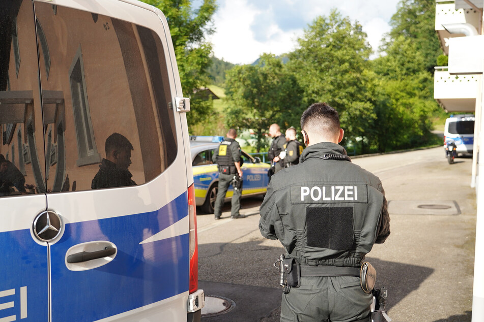Polizisten nahmen den Mann fest und führten ihn einem Haftrichter vor (Symbolbild).