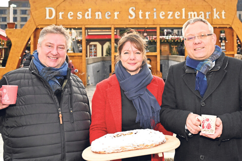 Zogen gemeinsam Bilanz (v.l.n.r.): Händlervertreter Heiko Meyer (61), Karoline Marschallek (43) vom Schutzverband Dresdner Stollen und Wirtschaftsbürgermeister Jan Pratzka (51).