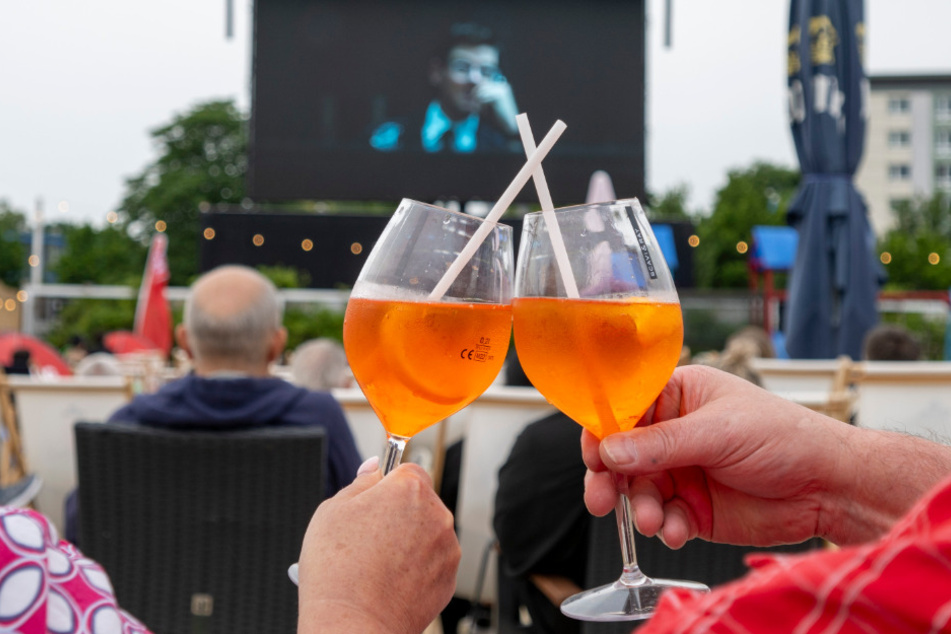 Bei coolen Drinks und in netter Gesellschaft beim TAG24 Sommerkino auf "Mission Impossible" gehen.