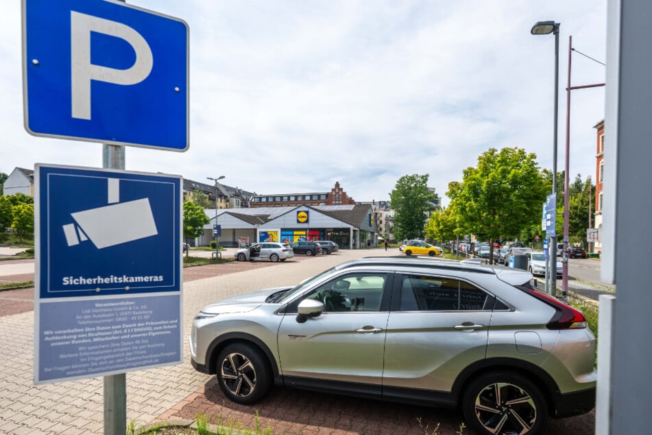 Viele Supermarkt-Parkplätze werden mit Kameras überwacht, damit Anwohner die Stellplätze nicht belegen. Die Linke will, dass sich das ändert.