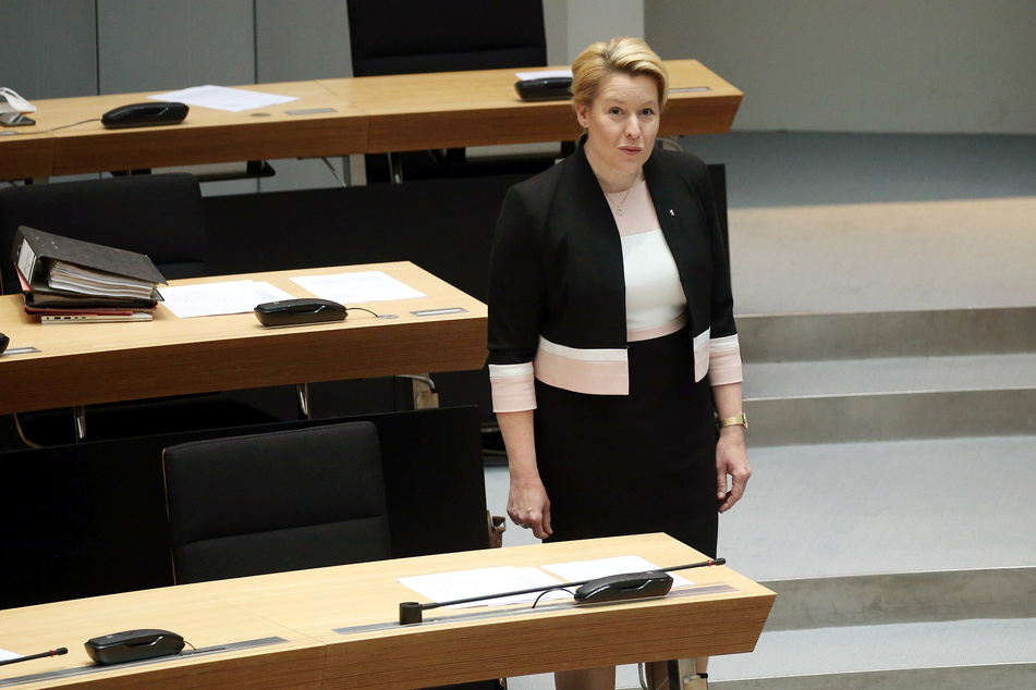 Für den rot-grün-roten Senat soll die Regierende Bürgermeisterin Franziska Giffey (44, SPD) Stellung zum Haushaltsgesetz nehmen und dürfte die Kritik der Opposition entschieden zurückweisen.
