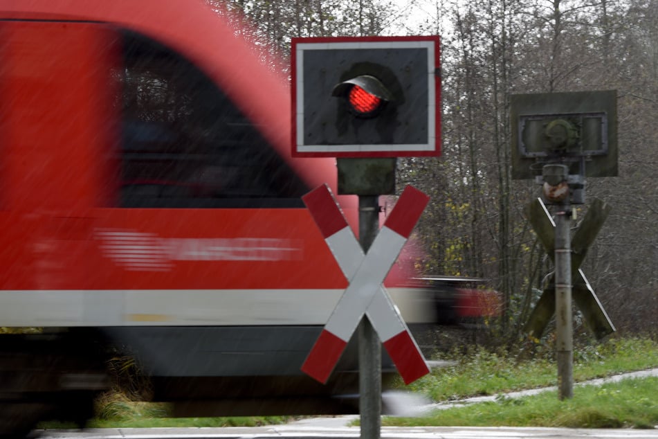 An einem unbeschrankten Bahnübergang kam es in Niederbayern zum Unfall. (Symbolbild)