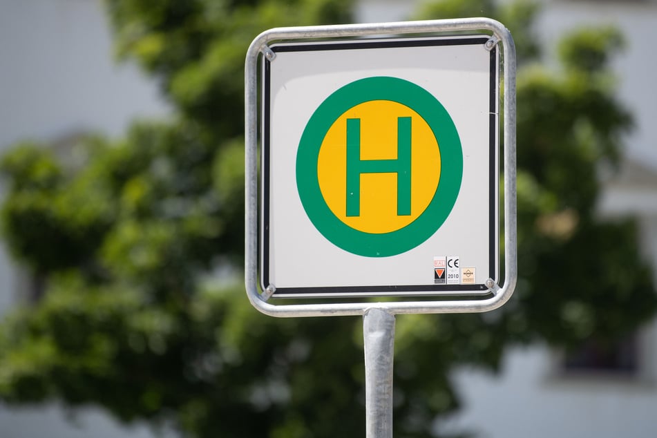An einer Bushaltestelle in Neu-Ulm wurde ein Jugendlicher bei einem Unfall verletzt. (Symbolbild)